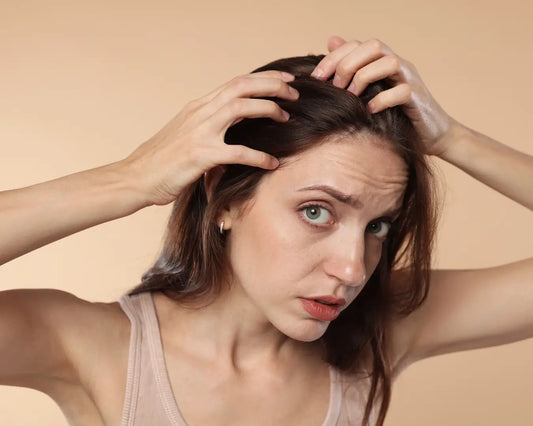 Portada de artículo sobre cómo detener la caída del cabello en mujeres