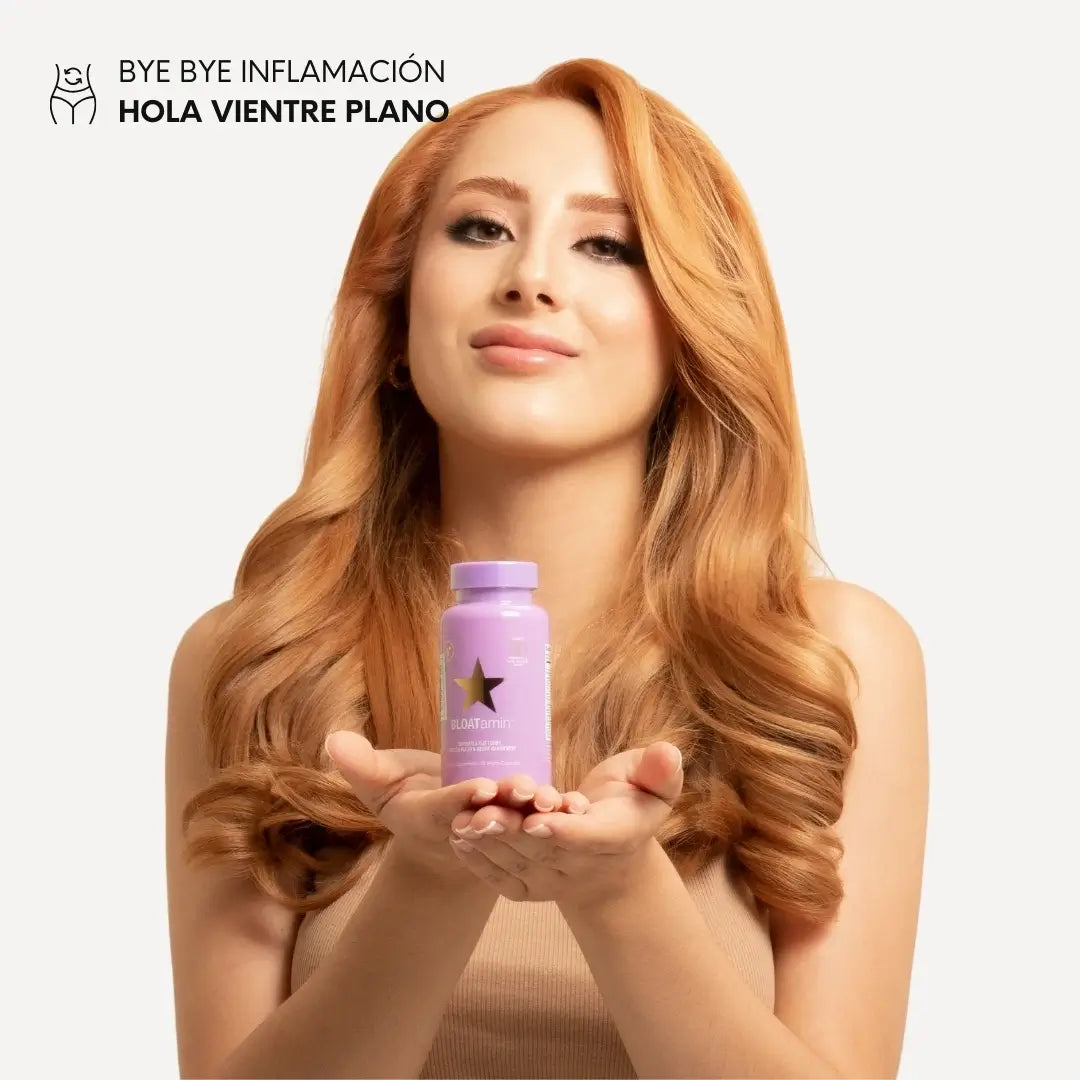 Mujer rubia sosteniendo un frasco de BLOATamin