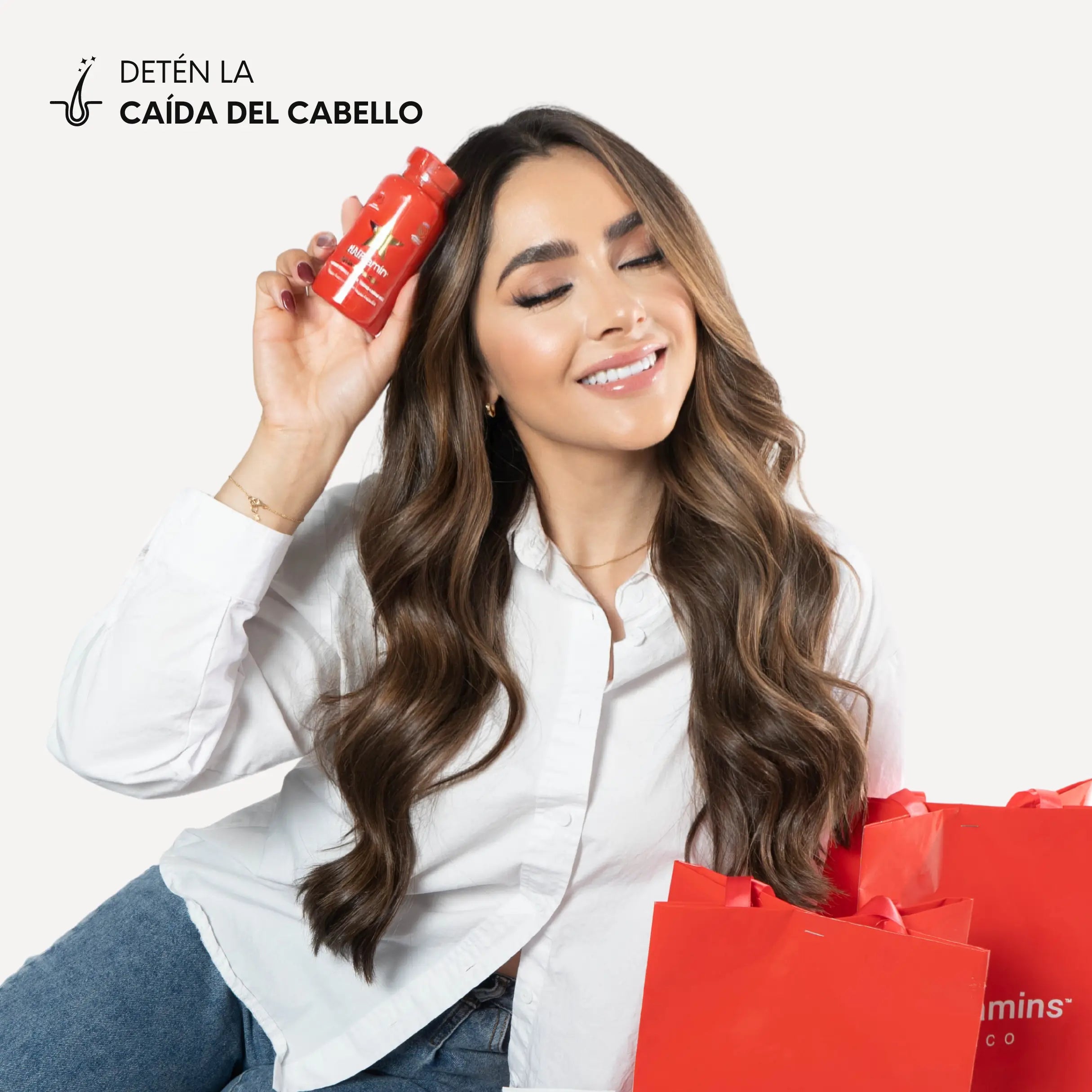 Mujer sosteniendo frasco rojo de HAIRtamin Fórmula Avanzada para hacer crecer el cabello