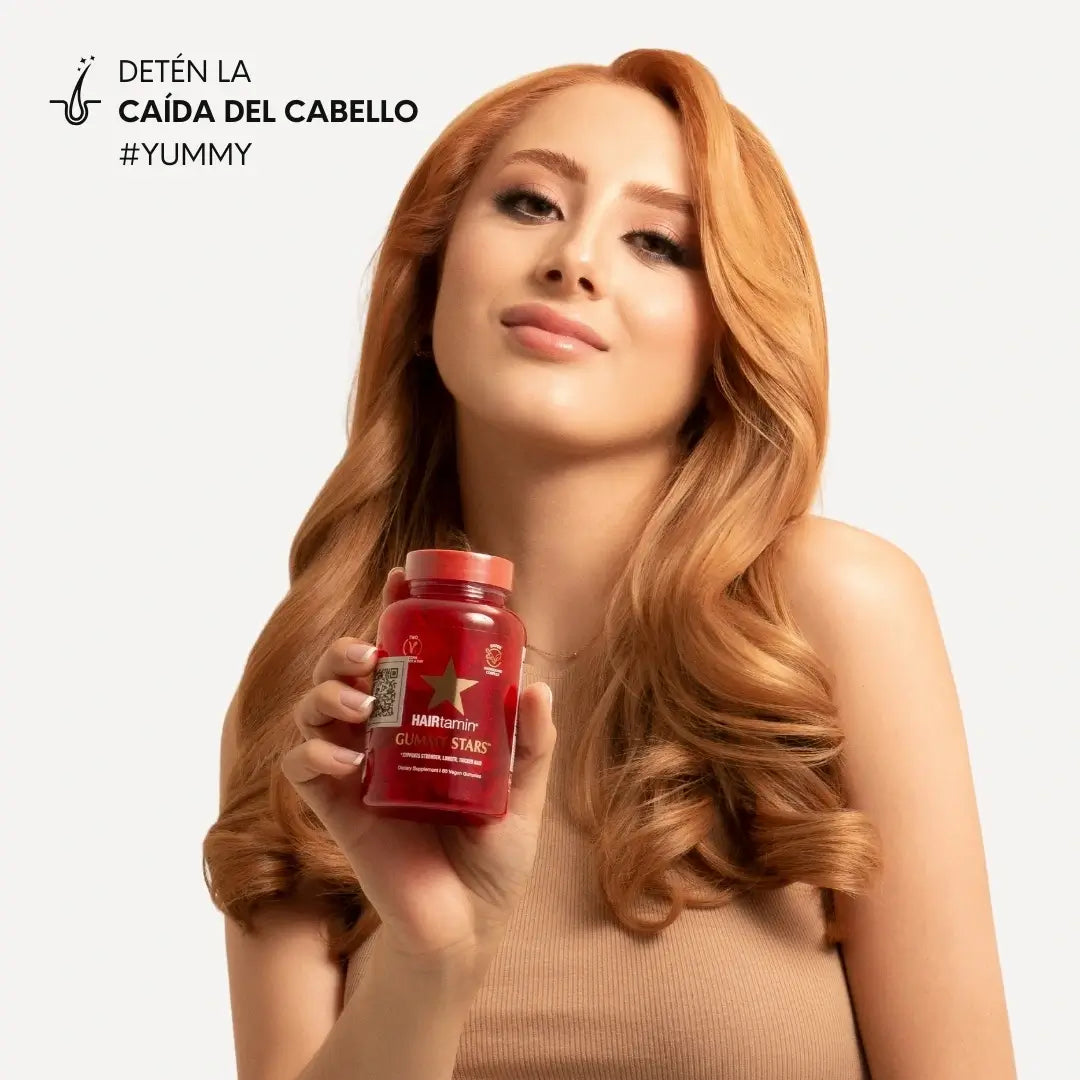 Mujer sosteniendo frasco de HAIRtamin Gummy Stars para fortalecer el cabello