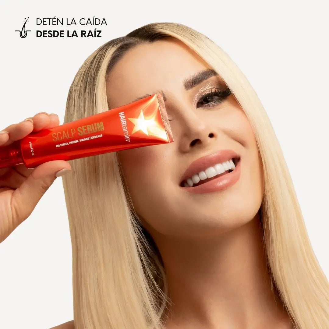 Mujer posando un Scalp Serum capilar en su rostro para hacer crecer el cabello HAIRtamin Vitaminas cabello