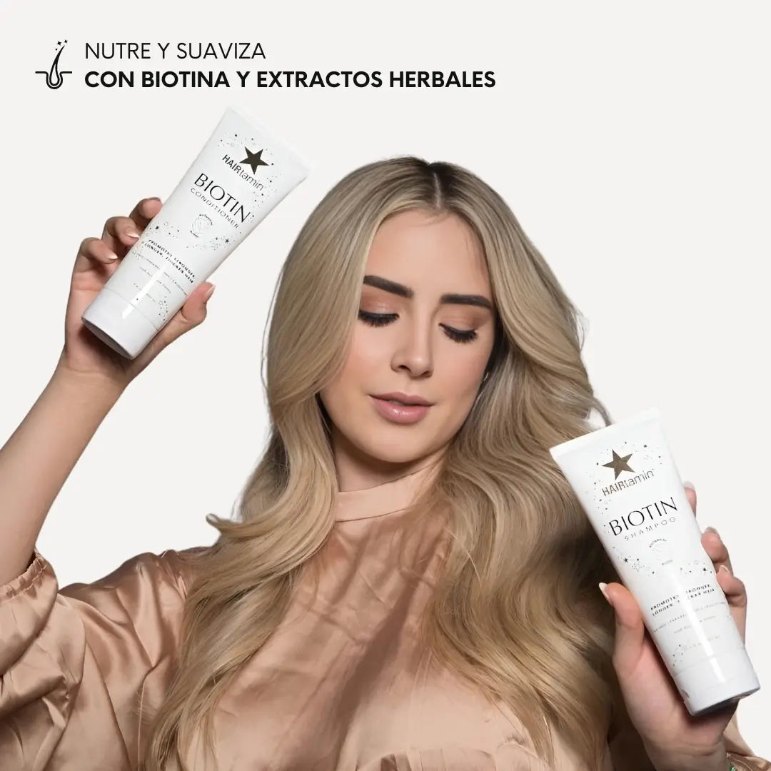 Mujer con pelo rubio sosteniendo un acondicionador y un shampoo de biotina para fortalecer el cabello