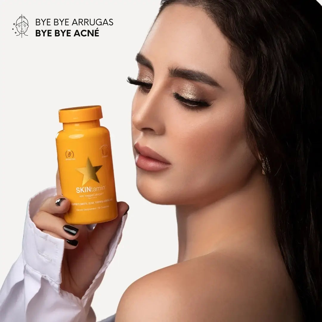 Mujer sosteniendo un frasco de SKINtamin de HAIRTamin Vitaminas cabello